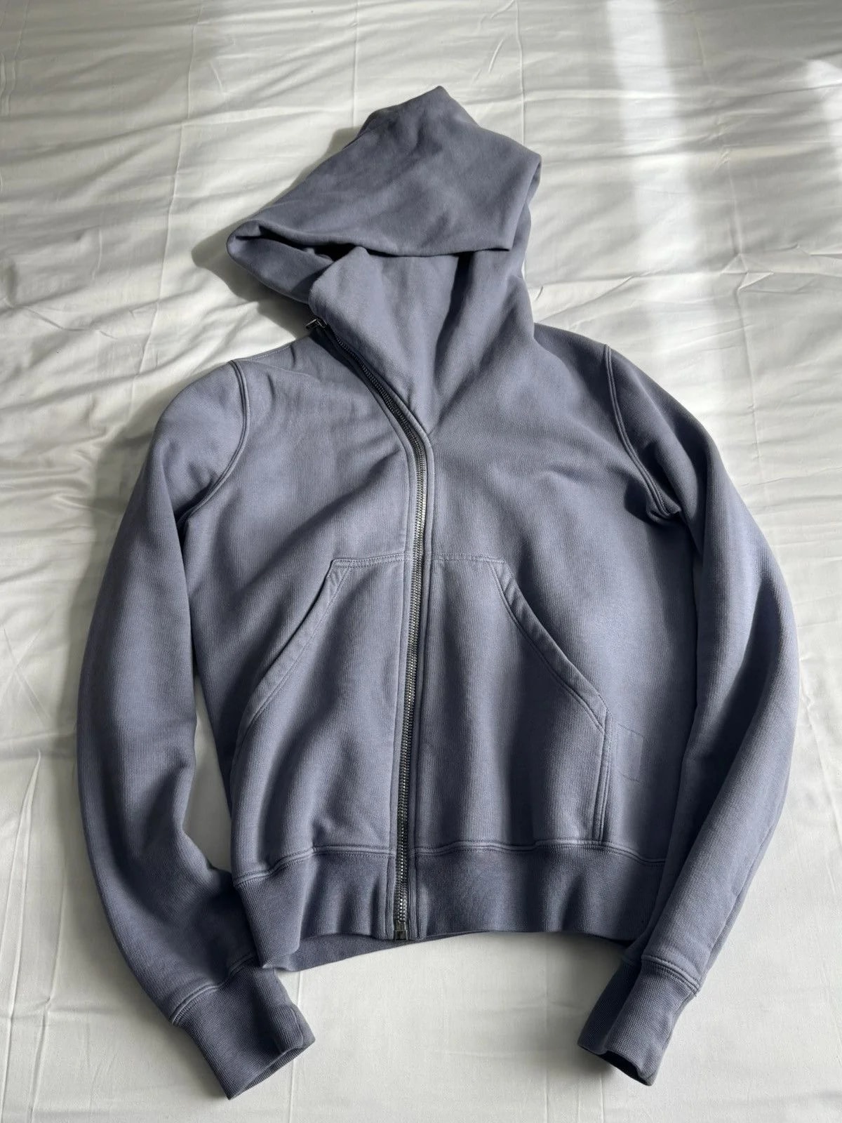 Mountain Hoodie in Purple. — streetwear — resale