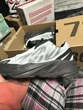 Adidas — Adidas Yeezy 700 V3 — Sneaker — resale